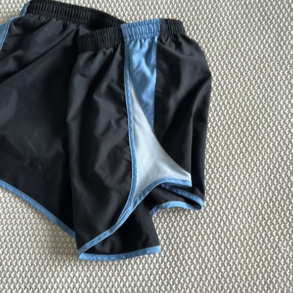 Nike running shorts - Picture 3 of 3